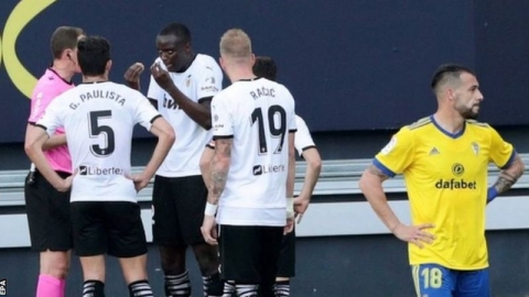 فريق فالنسيا يغادر الملعب بعد 