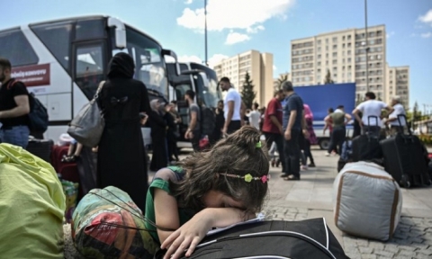 منظمة حقوقية: تركيا ترحل مئات اللاجئين السوريين .. الميليشيات تعتقل 200 منهم بينهم 70 كورديا