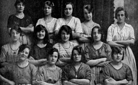 هل تلاحظ شيئاً غريباً في هذه الصورة القديمة بالأبيض والأسود؟