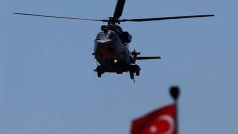 العفو الدولية تدعو تركيا للتحقيق في إلقاء رجلين من مروحية عسكرية بشمال كوردستان