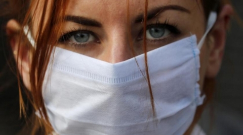 خبير بريطاني : الكمامة ستلازمنا 5 سنوات