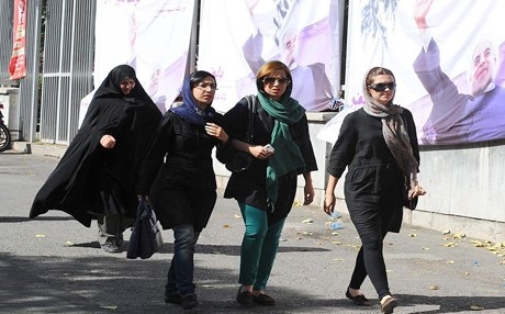 إيران.. توقيف نحو 30 امرأة لخلعهن الحجاب في مكان عام 