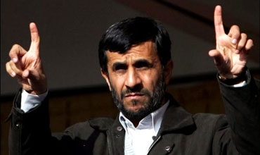 امرأة إيرانية تطلب من الرئيس أحمدي نجاد أن يتزوجها