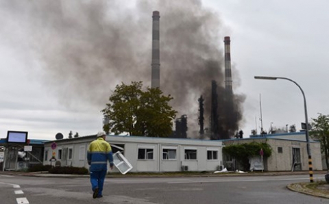       ألمانيا.. إصابة 8 أشخاص باندلاع حريق في مصفاة للنفط