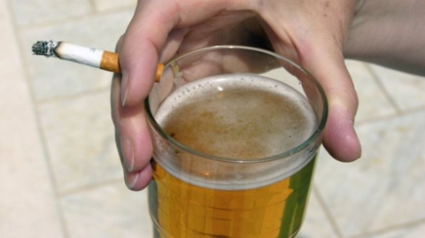 معظم البالغين في إنجلترا يعيشون نمط حياة غير صحي