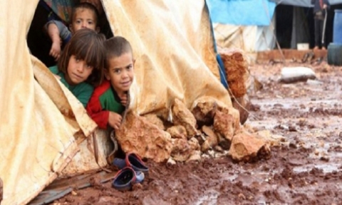 بعد العنف والارهاب ..البرد يهدد أكثر من 151 ألف طفل عراقي نازح
