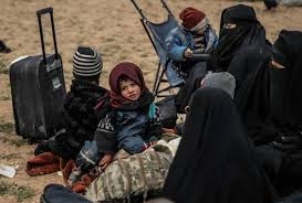سلوك زوجات مسلحي داعش ينذر بانتشار العنف في مخيم الهول بكوردستان سوريا