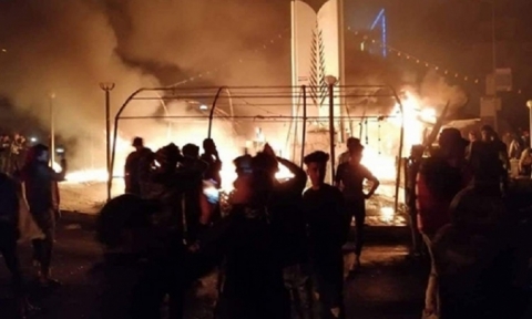 وسط اطلاق نار كثيف .. قوات أمنية وانصار التيار الصدري يقتحمون ساحة الحبوبي بالناصرية