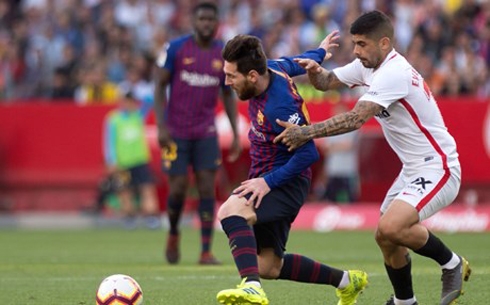 برشلونة يحافظ على قمة الدوري الإسباني بتغلبه على إشبيلية