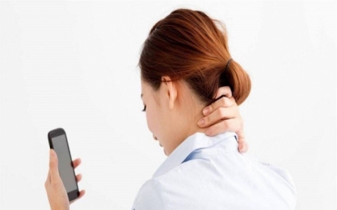 نصائح لتجنب آلام الرقبة الناجمة عن استخدام الهواتف الذكية