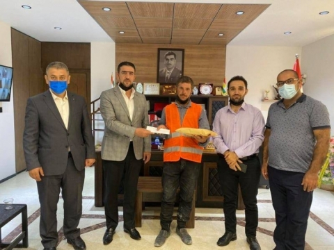 أربيل .. تكريم عامل نظافة تعرض لتصرف 