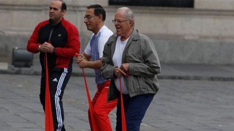 رئيس البيرو يمارس الرياضة مع وزرائه باول اجتماع له كرئيس