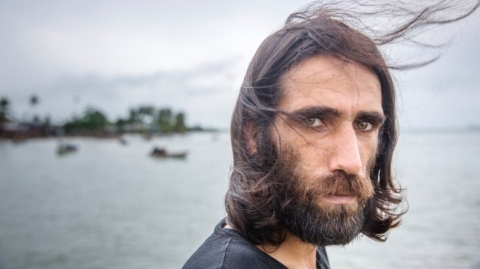 بريطانيا تعين كاتبا كورديا محتجزا باستراليا استاذا زائرا بلندن