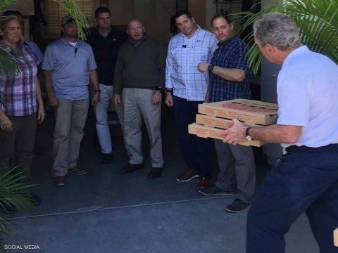 بوش يحمل البيتزا.. صورة رئيس أميركي في 