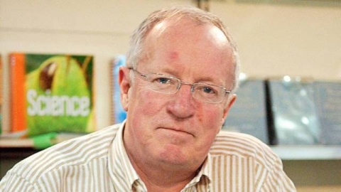 كاتب بريطاني: خنوع النواب الأمريكان لنتنياهو يذكرني بالتصفيق لصدام حسين