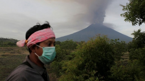 شاهد.. بركان يحاصر مئات الإندونيسيين في جزيرة “سياو”