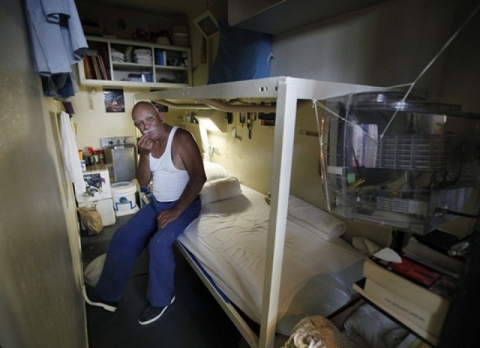 عاش 44 عاماً بالسجن.. وقتله كورونا قبل خروجه بأيام!