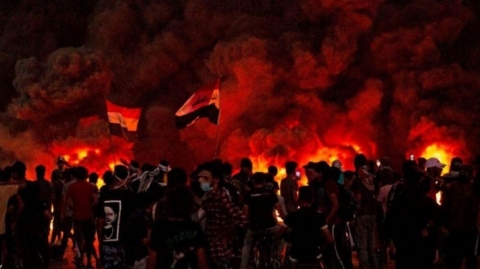 البصرة: الأمن يطلق الرصاص والمحتجون يحرقون مكتب البرلمان