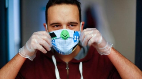 علماء يطورون كمامة تضيء عند رصد فيروس كورونا