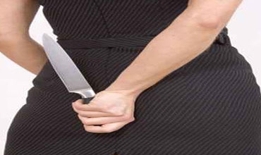 نسي عيد ميلادها الـ 45 فطعنته بقلبه!!