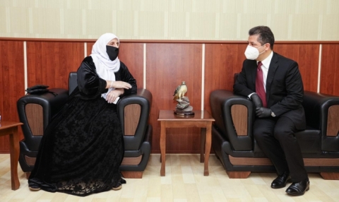 رئيس حكومة إقليم كوردستان يستقبل زوجة شهيد وأم لثلاثة شهداء