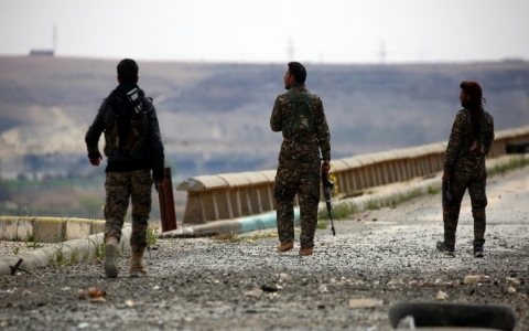 مقتل قيادي في قسد واعتقالات في مخيم الهول ودير الزور‎