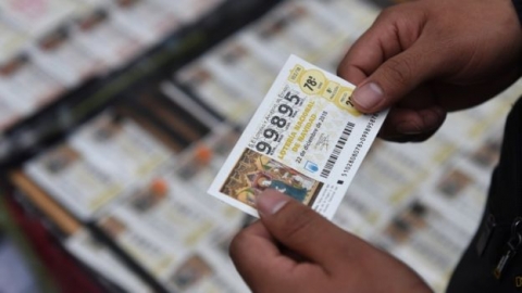 فائزةٌ بأكبر جائزة يانصيب أمريكي تقاضي ابنها بسبب 