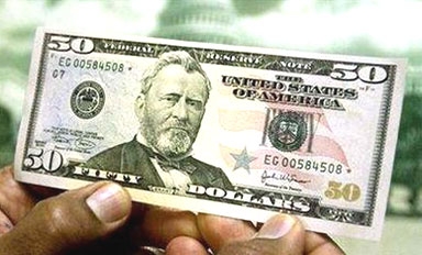 أميركا: مشرد يعثر على 42 ألف دولار.. ويسلمها للشرطة