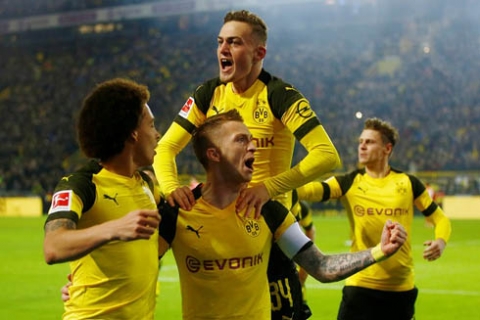 دورتموند يُسقط بايرن ونابولي ينجو بصعوبة من فخ جنوى