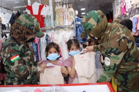 توزيع ملابس العيد على أطفال الشهداء والبيشمركة في دهوك