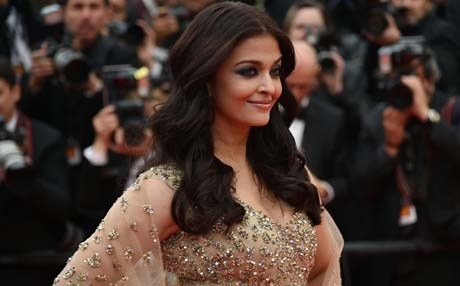 نجمة بوليوود آيشواريا راي تجذب الأنظار بطلتها المتميزة في 