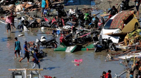 حصيلة ضحايا تسونامي إندونيسيا تتخطى 800 قتيل 