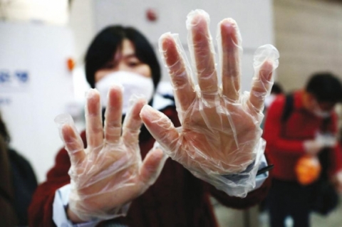 هل حقاً يساعد ارتداء القفازات في الحماية من «كورونا»؟