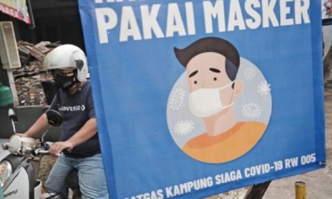 تنظيف المراحيض العامة عقاب منتهكي قواعد التباعد الاجتماعي في اندنوسيا