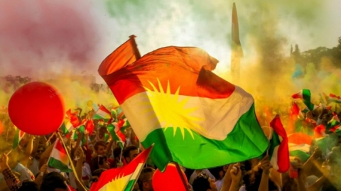 في السنوية الثالثة لاستفتاء الاستقلال .. شباب كورد ينظمون احتفالاً امام البرلمان اليوناني