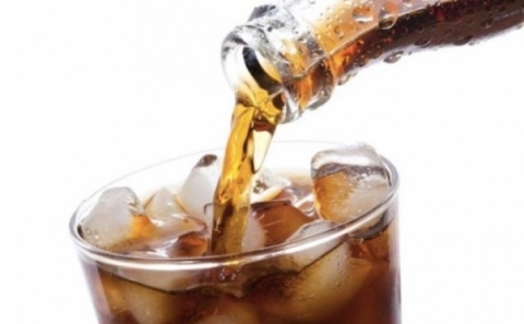 أحذر المشروبات الغازية.. تؤدي إلى تآكل الأسنان