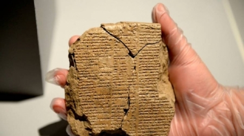 بريطانيا تسلم العراق المئات من القطع الأثرية والوثائق