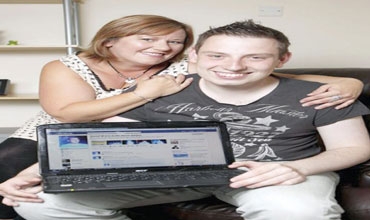 فيسبوك» يعيد ابنا مفقودا لأمه بعد 20عاما