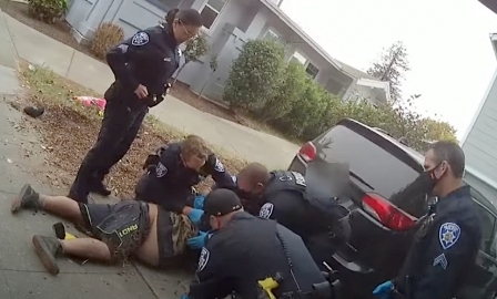 على شاكلة فلويد .. وفاة شاب آخر تحت ركبة شرطي امريكي