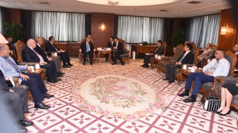 فؤاد حسين يبحث 