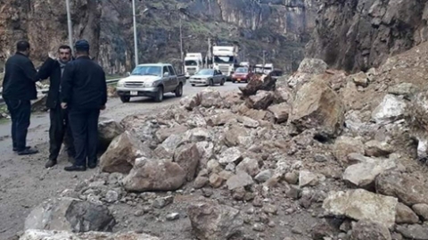 انهيار جزئي لجبل في منطقة 