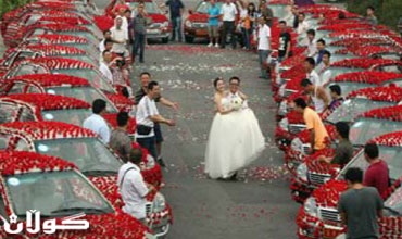 عريس يهدي عروسته 99999 ورده حمراء ..