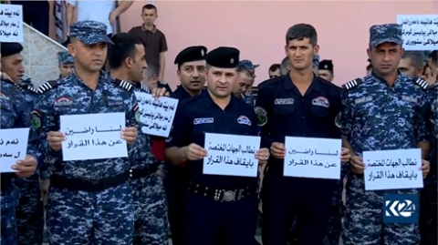 شرطة معبر ابراهيم الخليل ينظمون احتجاجا ضد قرار صادر من بغداد