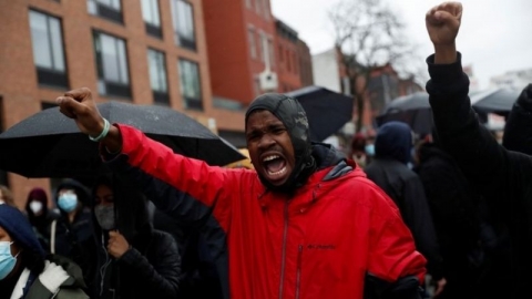 إعلان الطوارئ في مدينة مينيابوليس الأمريكية عقب مقتل شاب أسود برصاص الشرطة