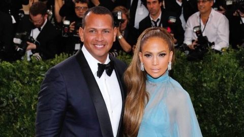 جينيفر لوبيز تعلن خطوبتها من الكس رودريغيز والخاتم يذهل الجميع