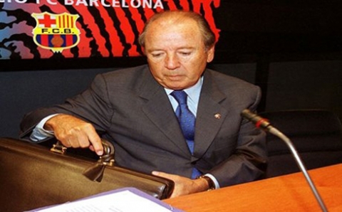 وفاة الرئيس الأسبق لبرشلونة ومهندس تتويجه بأول لقب في دوري الأبطال