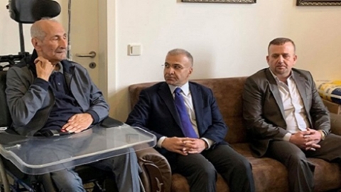 ممثل حكومة إقليم كوردستان في ألمانيا يزور البروفسور كمال مظهر للإطمئنان على صحته