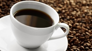 دراسة: المزيد من الكافيين يحد من خطر الاصابة بطنين الأذن