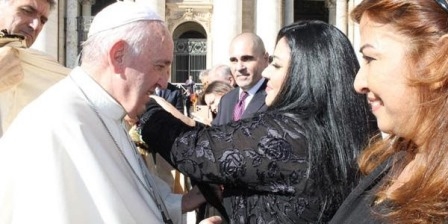 فتاة من اقليم كوردستان تهدي بابا الفاتيكان عباءة كلفت 10 ملايين دينار