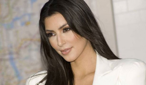 كيم كارداشيان تعلن ولادة طفلها الثالث من 